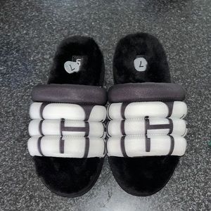 UGG MAXI SLIDE LOGO BLACK SLIDE SLIP ON SHEARLING PUFF SANDAL US 7